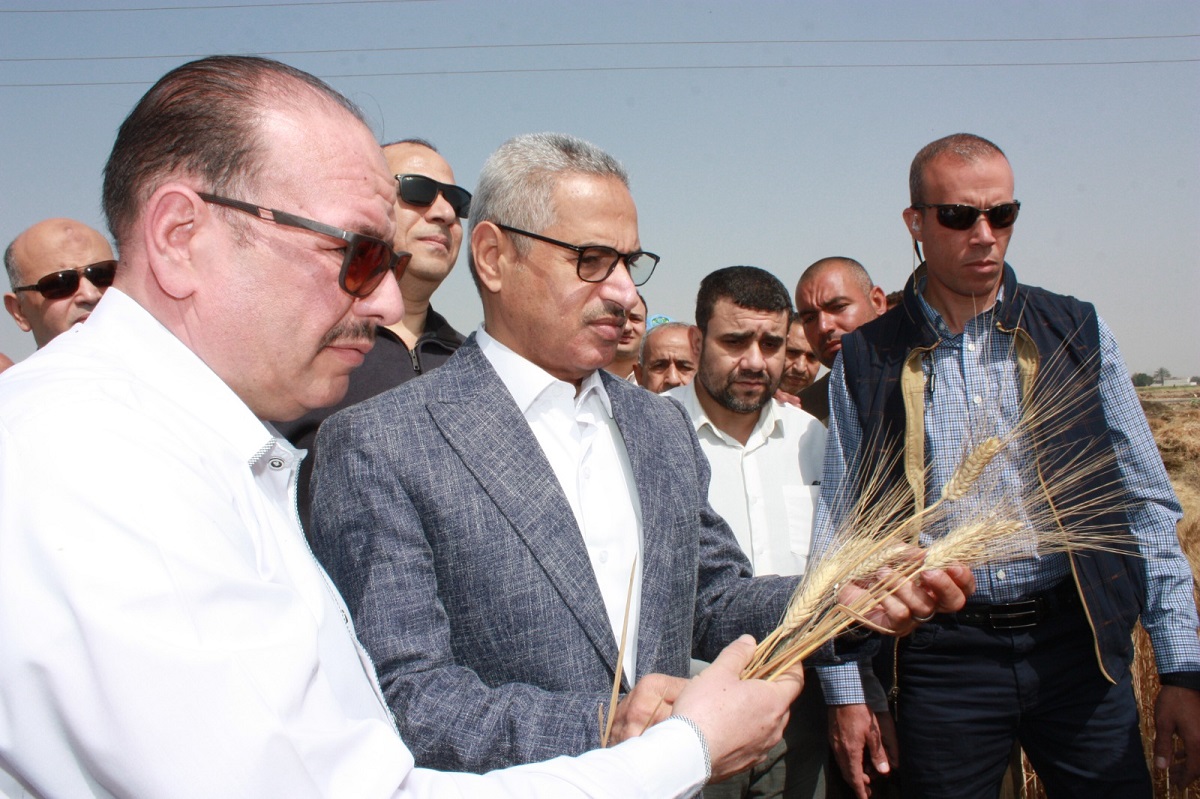 المحافظ يوجه رسائل للمزارعين اثناء افتتاح موسم حصاد القمح